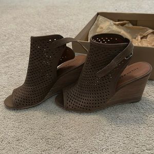 Lucky Brand Womens Rozina Sandal 3 1/2" heel size 8, Tan color.